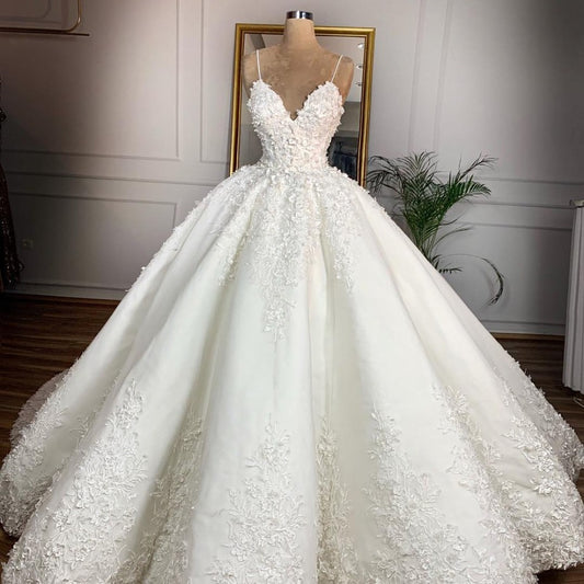 Robe de mariée en dentelle à col en V profond et longueur au sol